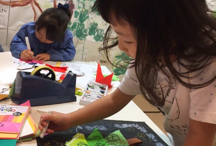 子ども・幼児作品「折り紙」をコラージュにしたワークショップ/モネットスクール大阪
