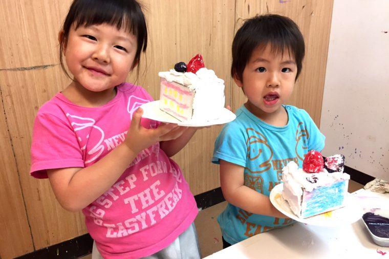 紙粘土でケーキをつくる 幼児子どもの立体造形 アート イングリッシュ モネットスクール大阪 大阪の子供向け絵画教室 モネスク