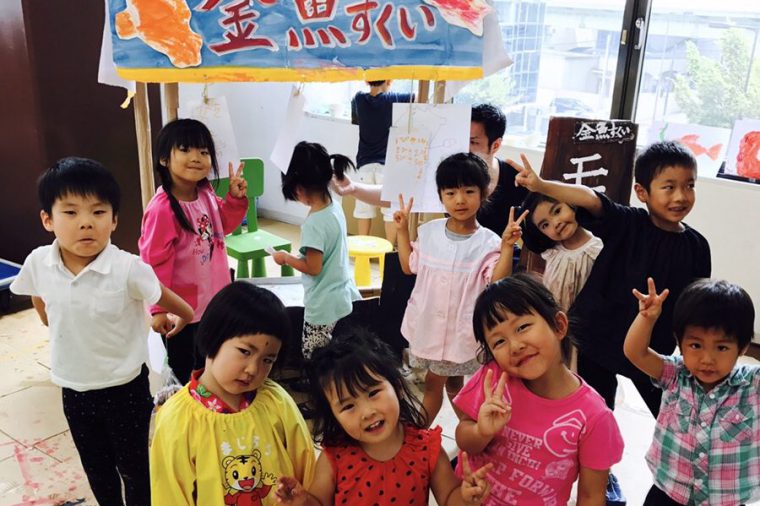 金魚すくい屋台をつくる ごっこ遊び 幼児こどものアート 英会話 モネットスクール大阪 子供向け絵画教室 モネスク