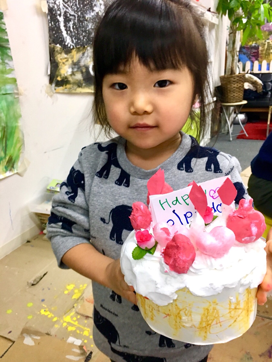 バースデーケーキをつくる 紙粘土や絵の具を使った子供たちの工作 大阪のアートスクールモネスク