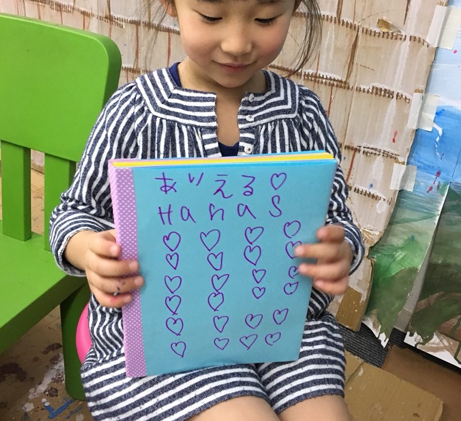 製本から表紙デザインも 子供たちがオリジナルのノートをつくりました 大阪の子供向け絵画教室 モネスク