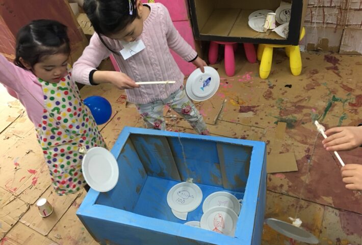 子供たちがつくる「ゲームセンター」ダンボールや紙皿いろんな素材で 遊ぶ造形
