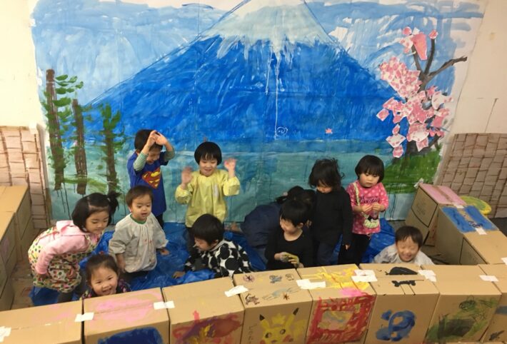 子供たちが「銭湯の富士山」を壁いっぱいに描きました！