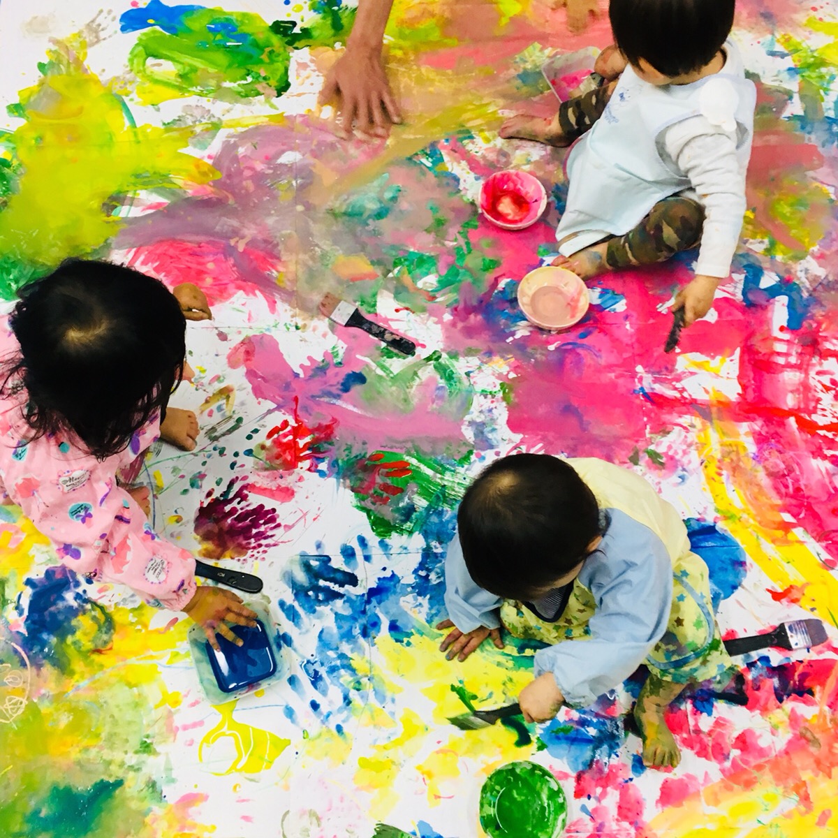 子どもたちが大きな桜をつくりました 幼児ベビークラスでは絵の具遊び 大阪のアートスクールモネスク