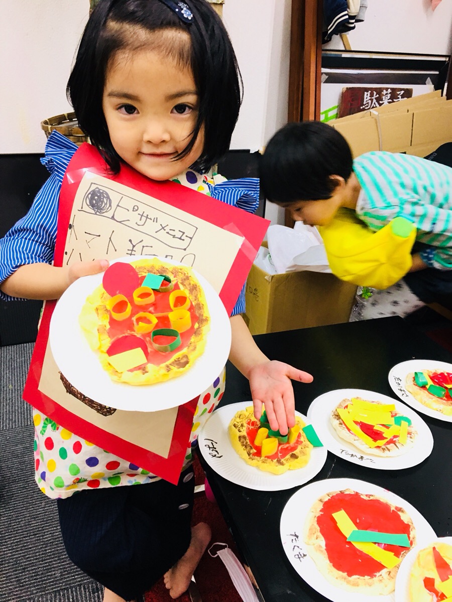 紙粘土でピザをつくりました ベビークラスは幼児の粘土遊び おもちゃをつくる 大阪のアートスクールモネスク
