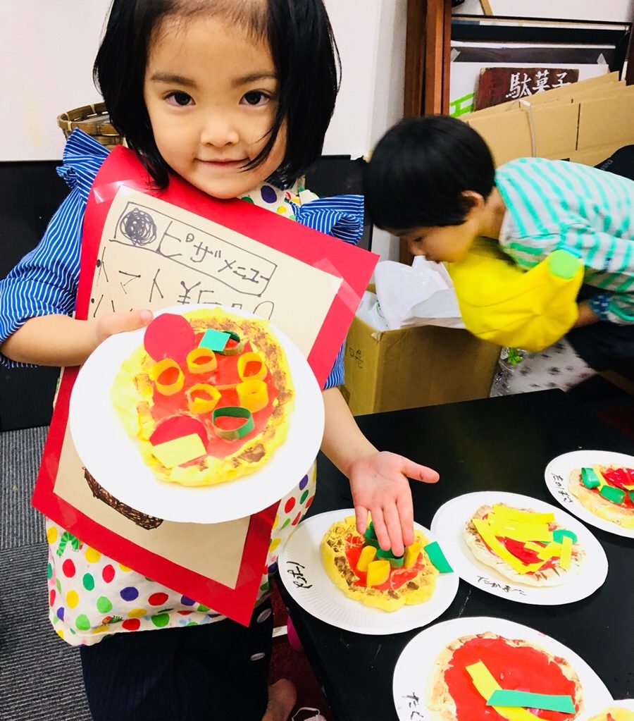 紙粘土でピザをつくりました ベビークラスは幼児の粘土遊び おもちゃをつくる 大阪の子供向け絵画教室 モネスク