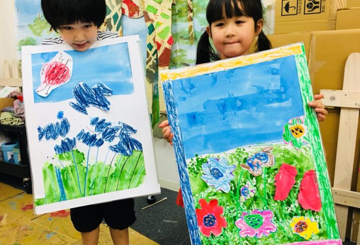 子どもたちが季節の花を描きました！フレームも手作りで！