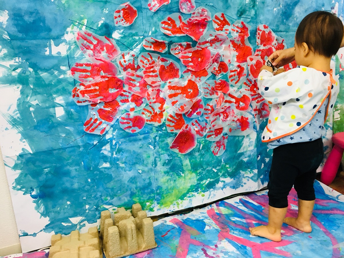 スイミー の世界を手形アートで表現 幼児 絵の具遊び 大阪のアートスクールモネスク