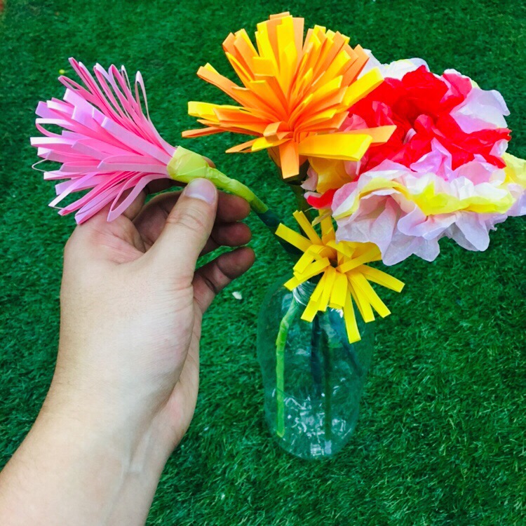 咲き続けるお花をつくる こどもの工作 花紙 ペットボトルのオリジナル花瓶 大阪の子供向け絵画教室 モネスク