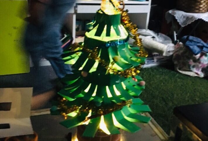 オリジナルのクリスマスツリーをつくりました！LEDライトで作る子供の工作