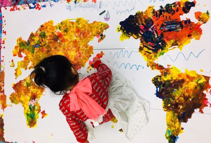世界地図を手形アートで！ベビー幼児の絵の具遊び ハンドペイント