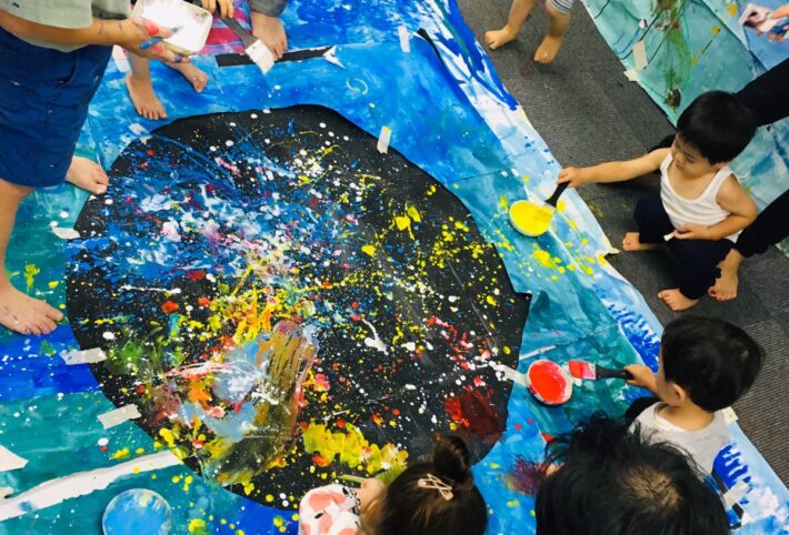 親子で体験「巨大花火アート」絵の具遊び