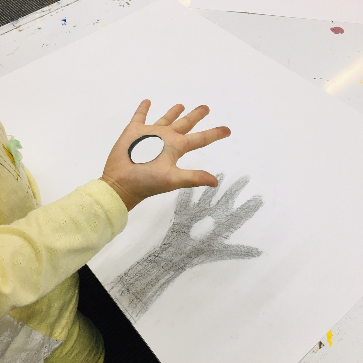 子供のトリックアート 手の平に穴が 簡単な描き方 大阪のアートスクールモネスク