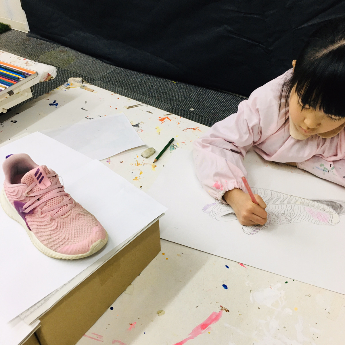 絵の具や鉛筆を使った 子供のデッサン絵画 大阪のアートスクールモネスク