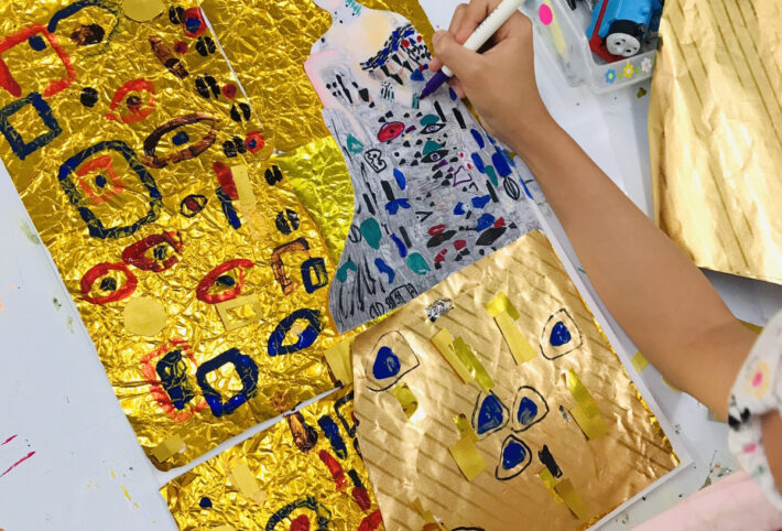 子供たちが描くクリムト！黄金に輝く20世紀のモナリザお絵描き