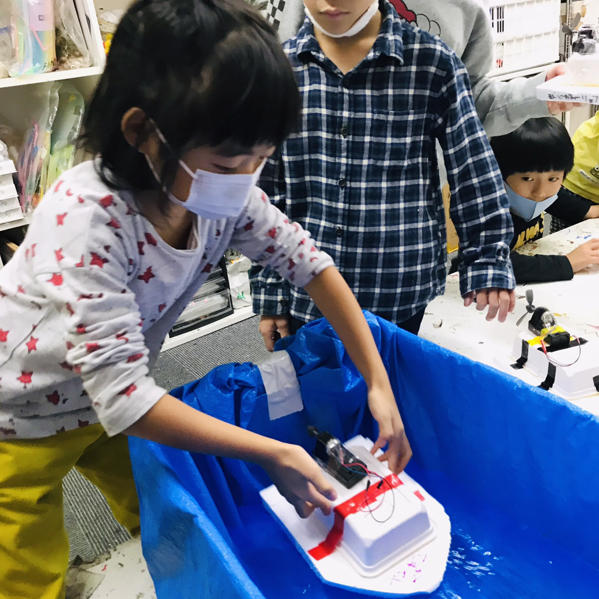 モーターで動く船をつくりました 水に浮かべてすいすい泳ぐ科学工作 大阪の子供向け絵画教室 モネスク