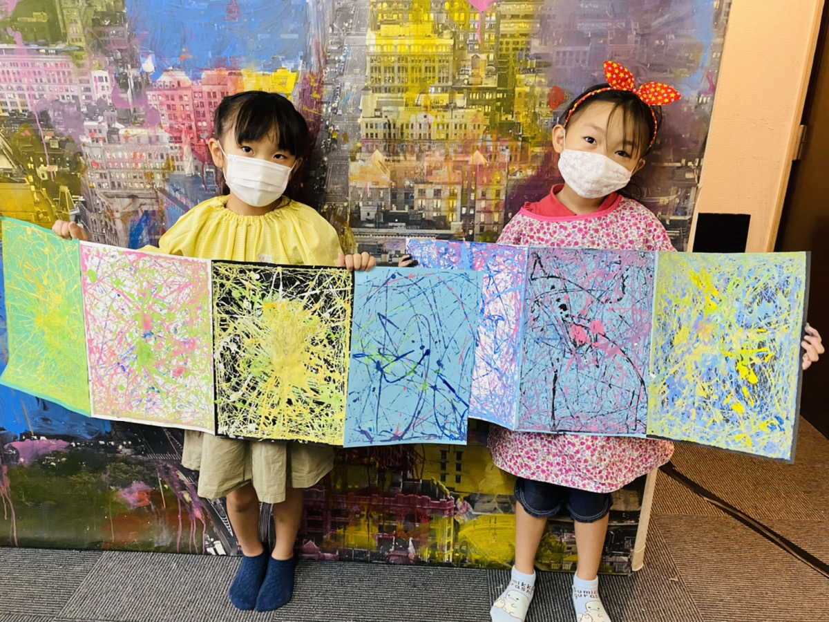 子供たちが描く ジャクソンポロック風の作品 ビー玉を使ったアクションペイント 大阪の子供向け絵画教室 モネスク