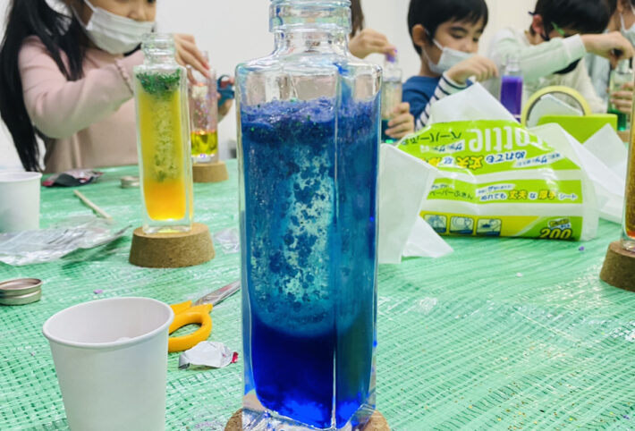 手作り「ラバランプ（ラバライト）」に子供たちが挑戦！水と油のカラフルなインテリアライト