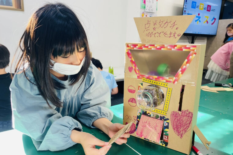 子供でも簡単 手作りおみくじ入りガチャガチャマシン 大阪のアートスクールモネスク