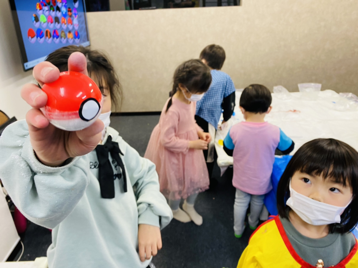 ポケモンの モンスターボール バスボム を作りました 重曹とクエン酸の科学工作 大阪のアートスクールモネスク