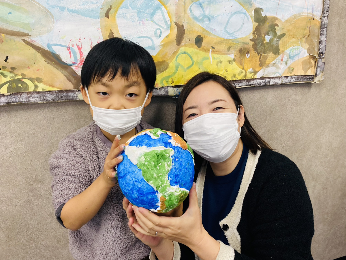 親子でつくる手作り地球！地球模型の工作を体験 | 大阪の絵画教室・お