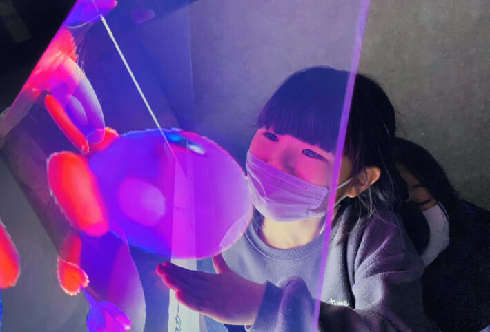ホログラム投影装置を手作りで！VRの世界を子供たちが体験！