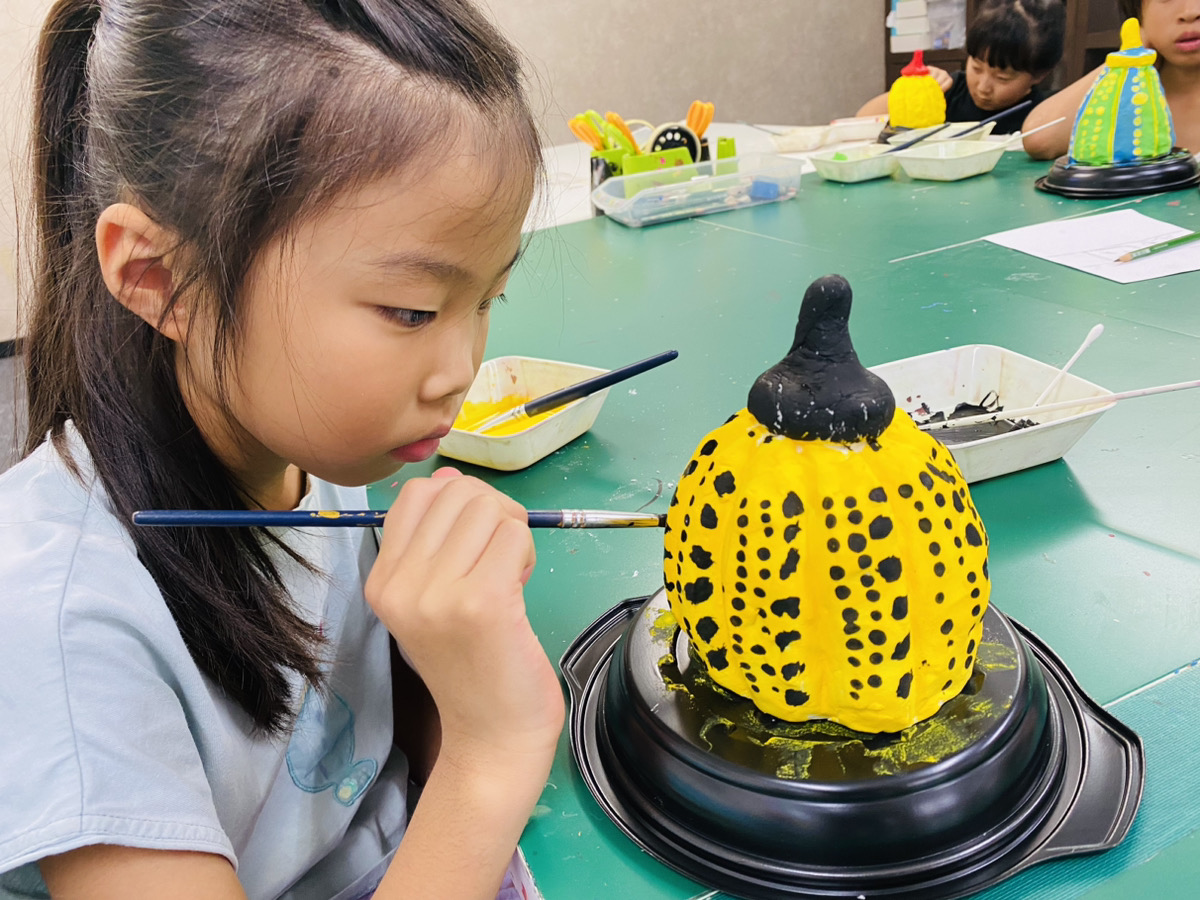 子供たちがつくる！草間彌生さんの「かぼちゃのオブジェ」 | 大阪の子供向け絵画教室「モネスク」