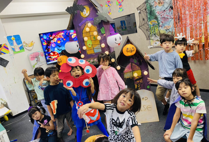 入って遊べる「特大ハロウィンハウス」をみんなでつくってハロウィンパーティーを楽しみました！