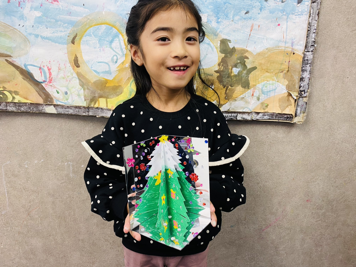 鏡の反射でつくるクリスマスツリーのトリックアート！ | 大阪の絵画