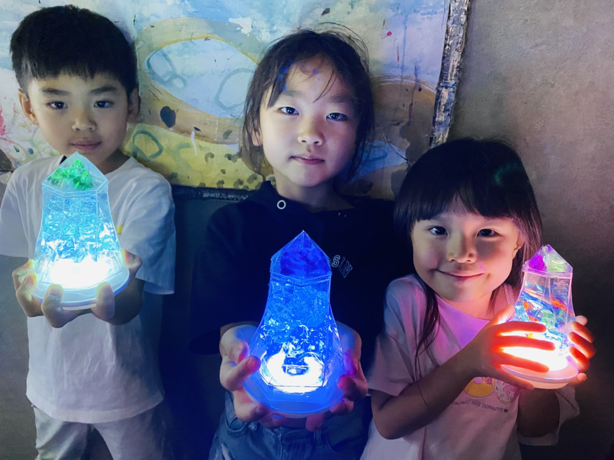 【一点物】キラキラデ　フローライトと水晶　風の時代 光る水晶みたいな「クリスタルライト」鉱物風のカラフルなライトを